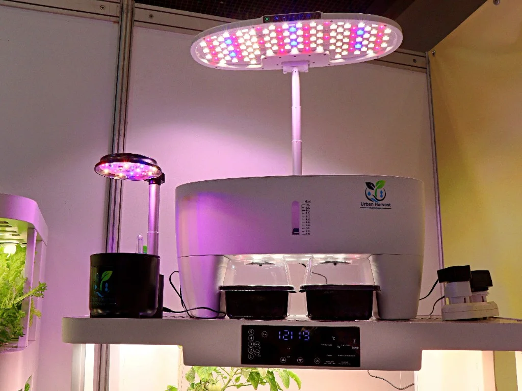Настольные гидропонные системы HX Urban Harvest с встроенными лампами на полке
